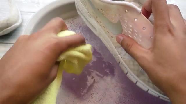 شستن کفش با پارچه و مایع